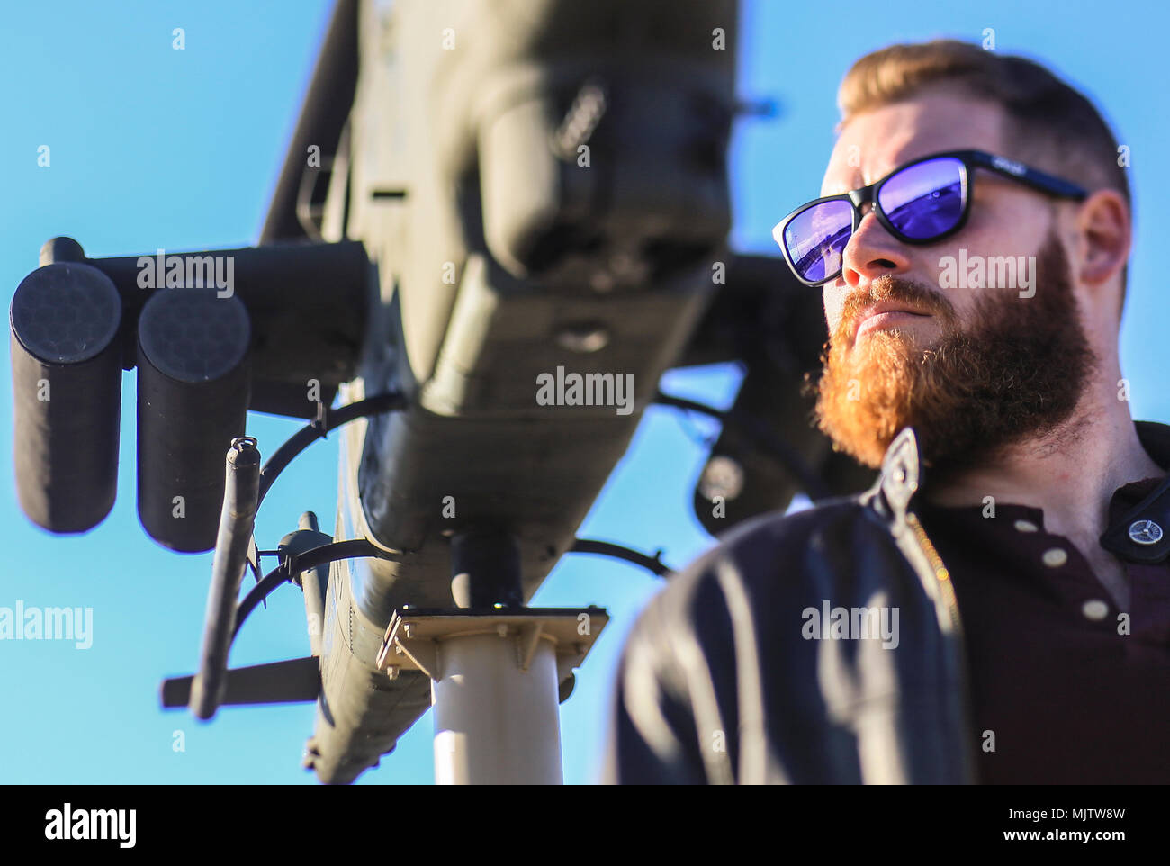 Le Cpl. Rory Hamill, un blessé au combat, marin représente un portrait en face d'un AH-1 Cobra hélicoptère sur l'affichage statique Joint Base McGuire-Dix-Lakehurst, N.J., le 21 décembre 2017. (U.S. Air National Guard photo par le Sgt. Matt Hecht) Banque D'Images