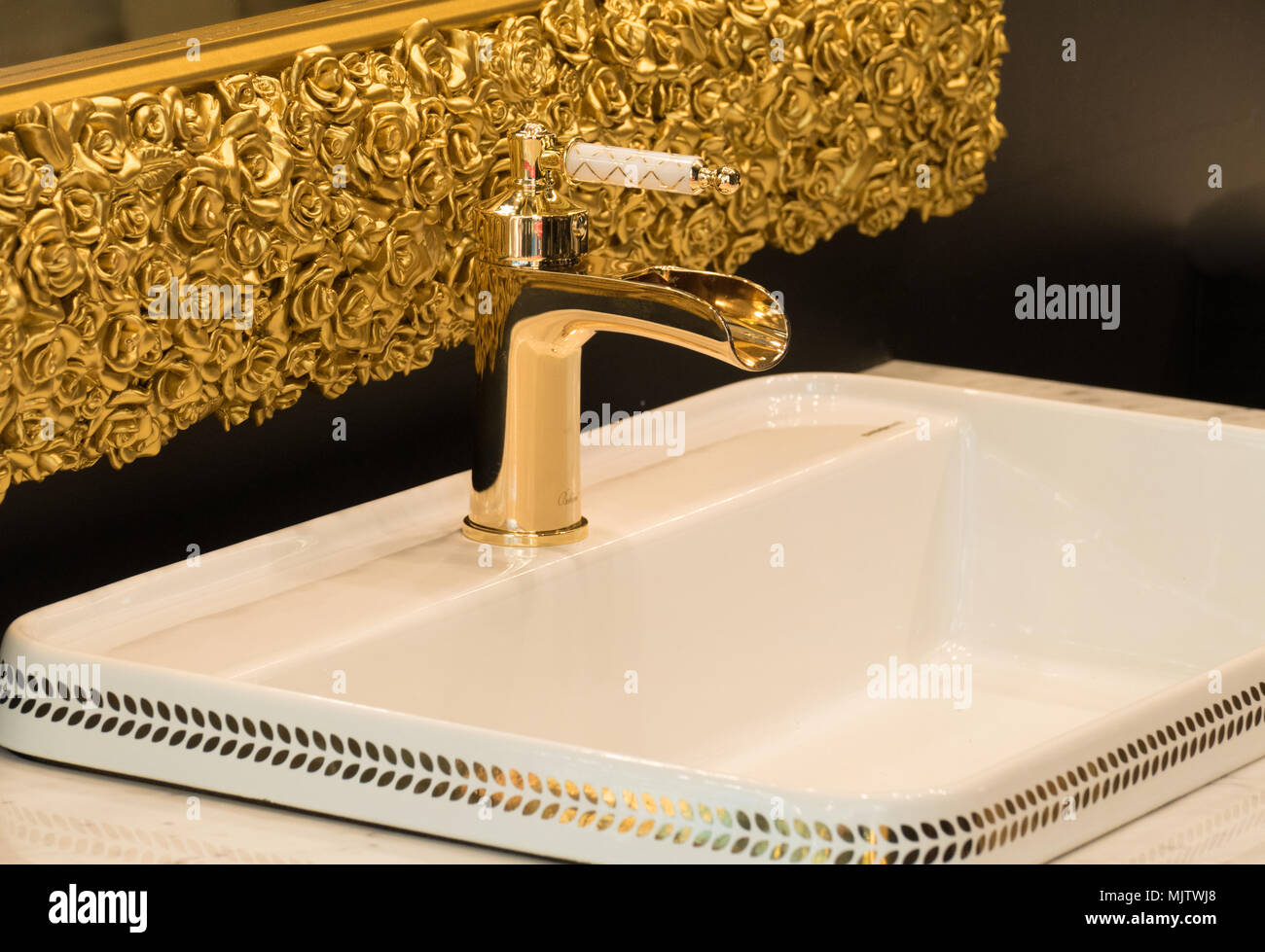 Appuyez sur le lavabo plomberie en métal Banque D'Images