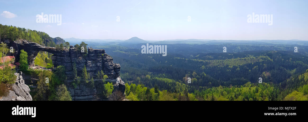 Le parc national de Podyjí (République tchèque : Národní park Podyjí) est un parc national dans la région de Moravie du sud de la République tchèque. À côté du parc national Thayatal Autriche sur la frontière, ensemble, ils sont appelés les Inter-National park. Podyjí est l'un de la République tchèque, quatre parcs nationaux. Il protège les forêts quasi-naturelle le long de la vallée de la rivière Dyje profonde. Banque D'Images Le parc national de Podyjí (République tchèque : Národní park Podyjí) est un parc national dans la région de Moravie du sud de la République tchèque. À côté du parc national Thayatal Autriche sur la frontière, ensemble, ils sont appelés les Inter-National park. Podyjí est l'un de la République tchèque, quatre parcs nationaux. Il protège les forêts quasi-naturelle le long de la vallée de la rivière Dyje profonde. Banque D'Images