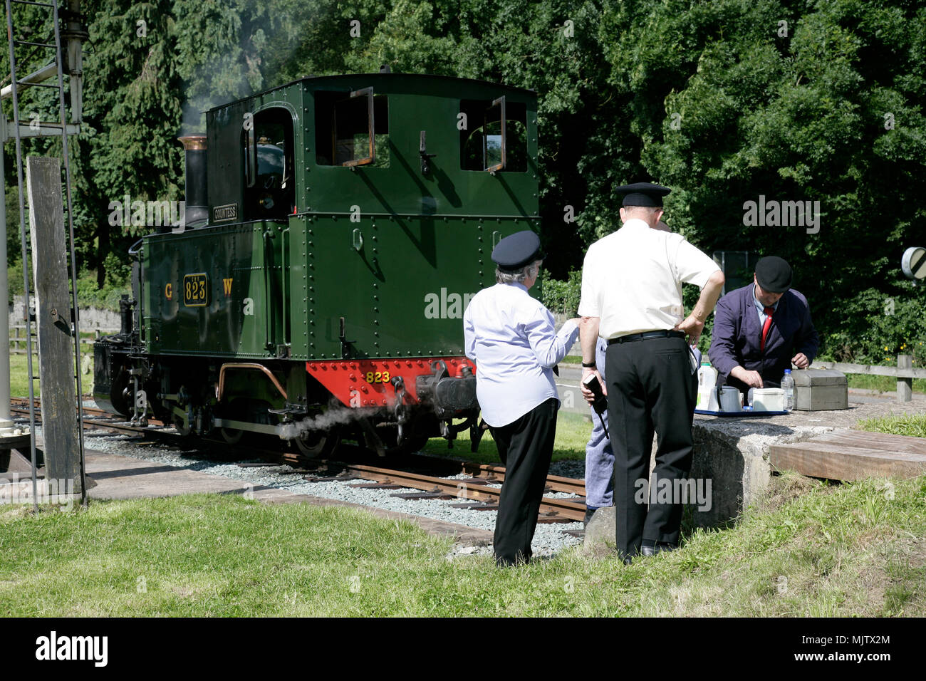 Le pilote du moteur,pompier et d'autres membres du personnel bénéficiant d'une pause thé sur le Welshpool et Llanfair light railway, Welshpool Powys, Banque D'Images