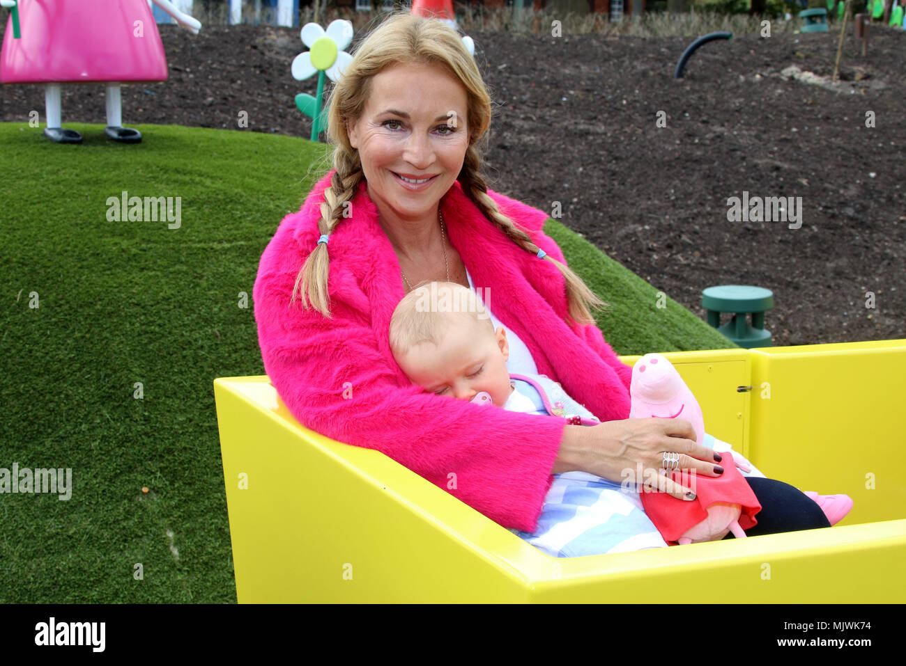 Sarah Lombardi et Caroline Beil tester avec leurs enfants les nouveaux enfants repas Peppa Pig Terrain à Heide Park Resort parc à thème. Avec : Caroline Beil mit Tochter Ava où : Brême, Allemagne Quand : 04 Avr 2018 Crédit : Becher/WENN.com Banque D'Images