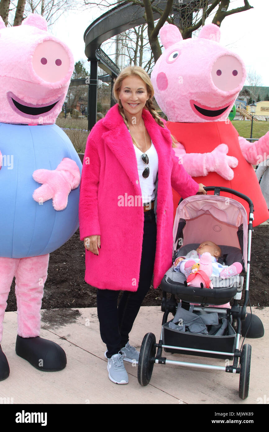 Sarah Lombardi et Caroline Beil tester avec leurs enfants les nouveaux enfants repas Peppa Pig Terrain à Heide Park Resort parc à thème. Avec : Caroline Beil mit Tochter Ava où : Brême, Allemagne Quand : 04 Avr 2018 Crédit : Becher/WENN.com Banque D'Images
