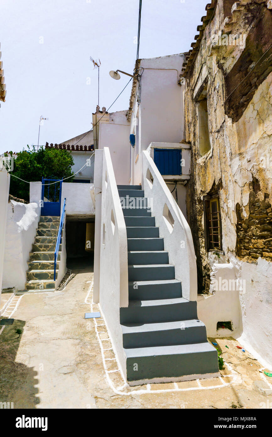 Street view en Driopis (Driopida), le village traditionnel de l'île des Cyclades Kythnos en Grèce Banque D'Images
