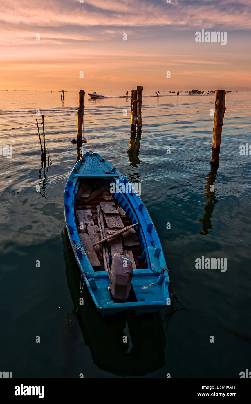 Bateau de pêche amarré sur la falaise au coucher du soleil. Venise,Italie. Banque D'Images
