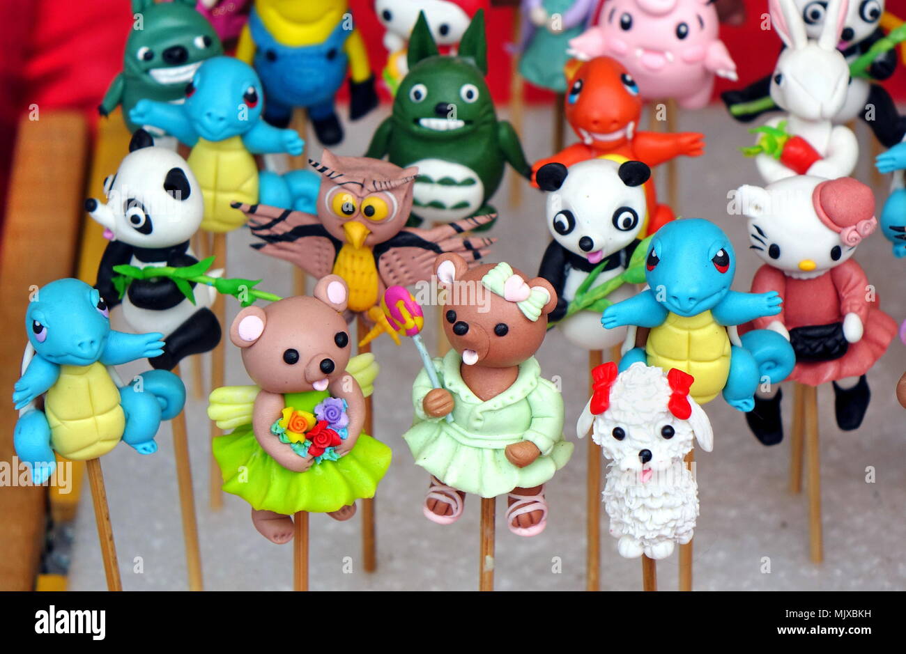KAOHSIUNG, TAIWAN -- 16 février 2018 : un homme vend figurines en pâte colorée, un art populaire chinois traditionnel avec une touche moderne. Banque D'Images