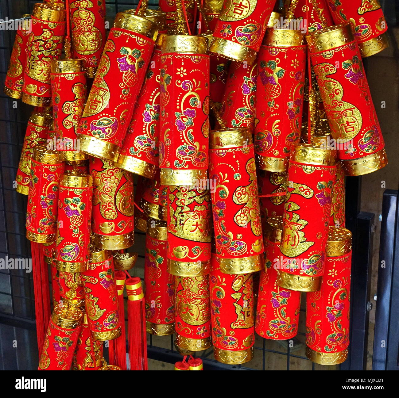 KAOHSIUNG, TAIWAN -- 16 février 2018 : une piscine stall vend des décorations colorées pour le Nouvel An chinois. Les pétards sont un symbole pour la bonne chance Banque D'Images