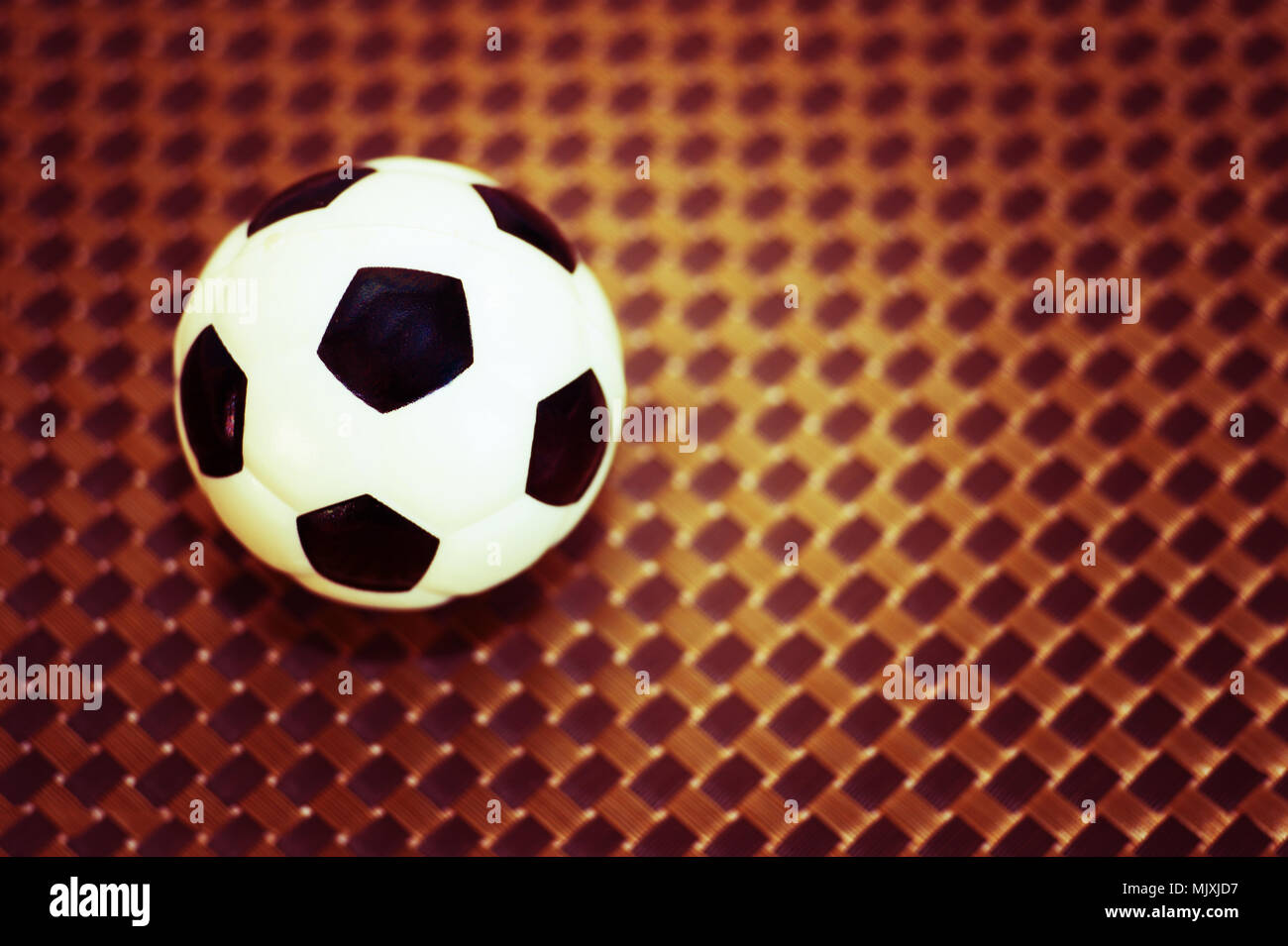 Un jouet ballon de soccer sur un arrière-plan. Concept du jeu du football. Banque D'Images