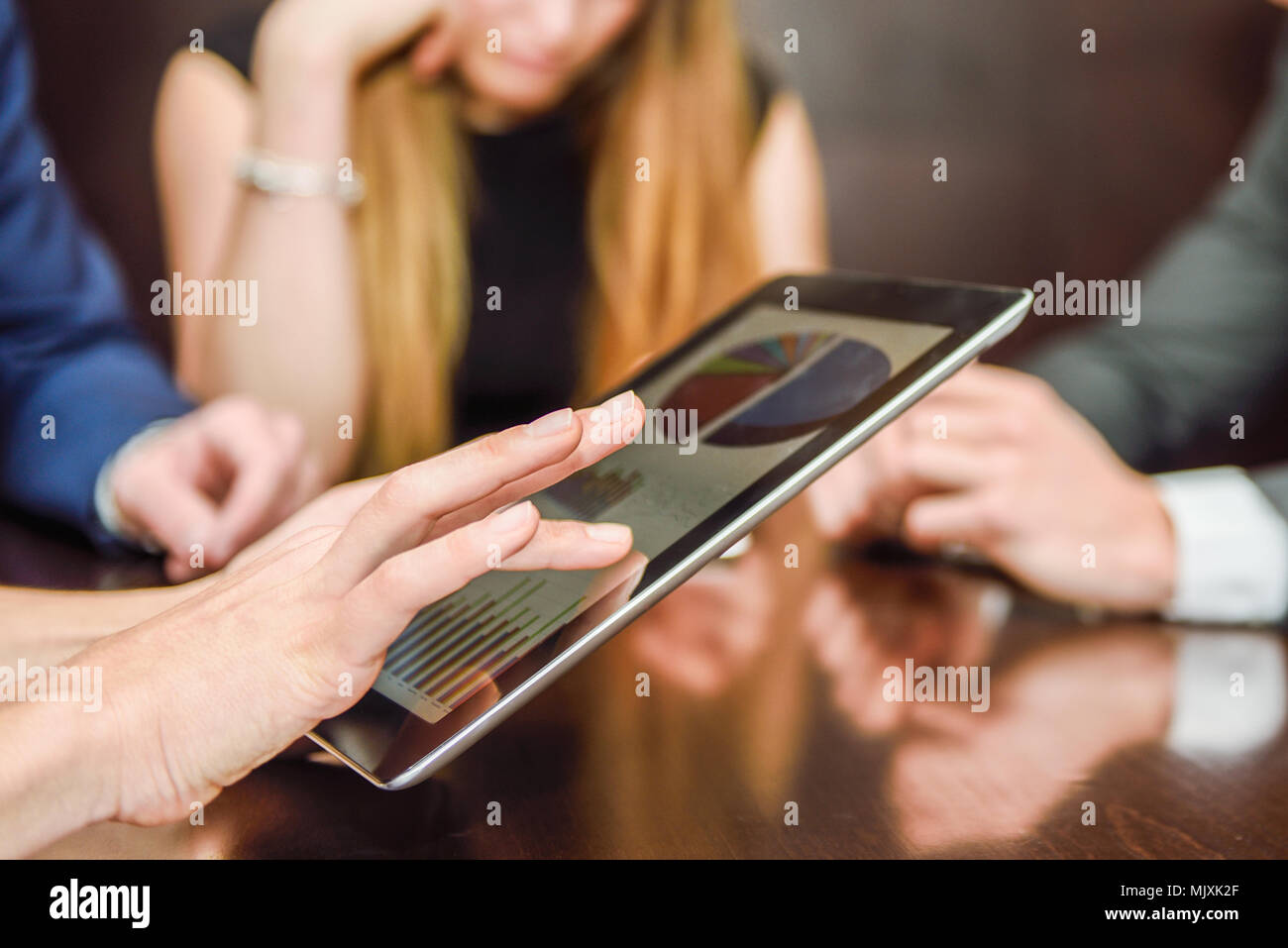 Close-up of a modern business team using tablet computer de travailler avec les données financières Banque D'Images