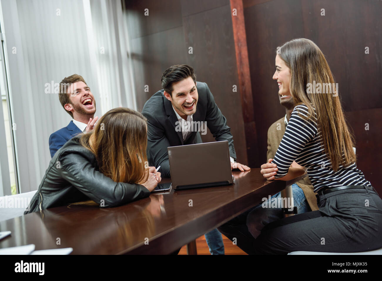 D'affaires, d'équipe. Groupe de gens rire multiethnique dans une réunion informelle dans un bureau Banque D'Images