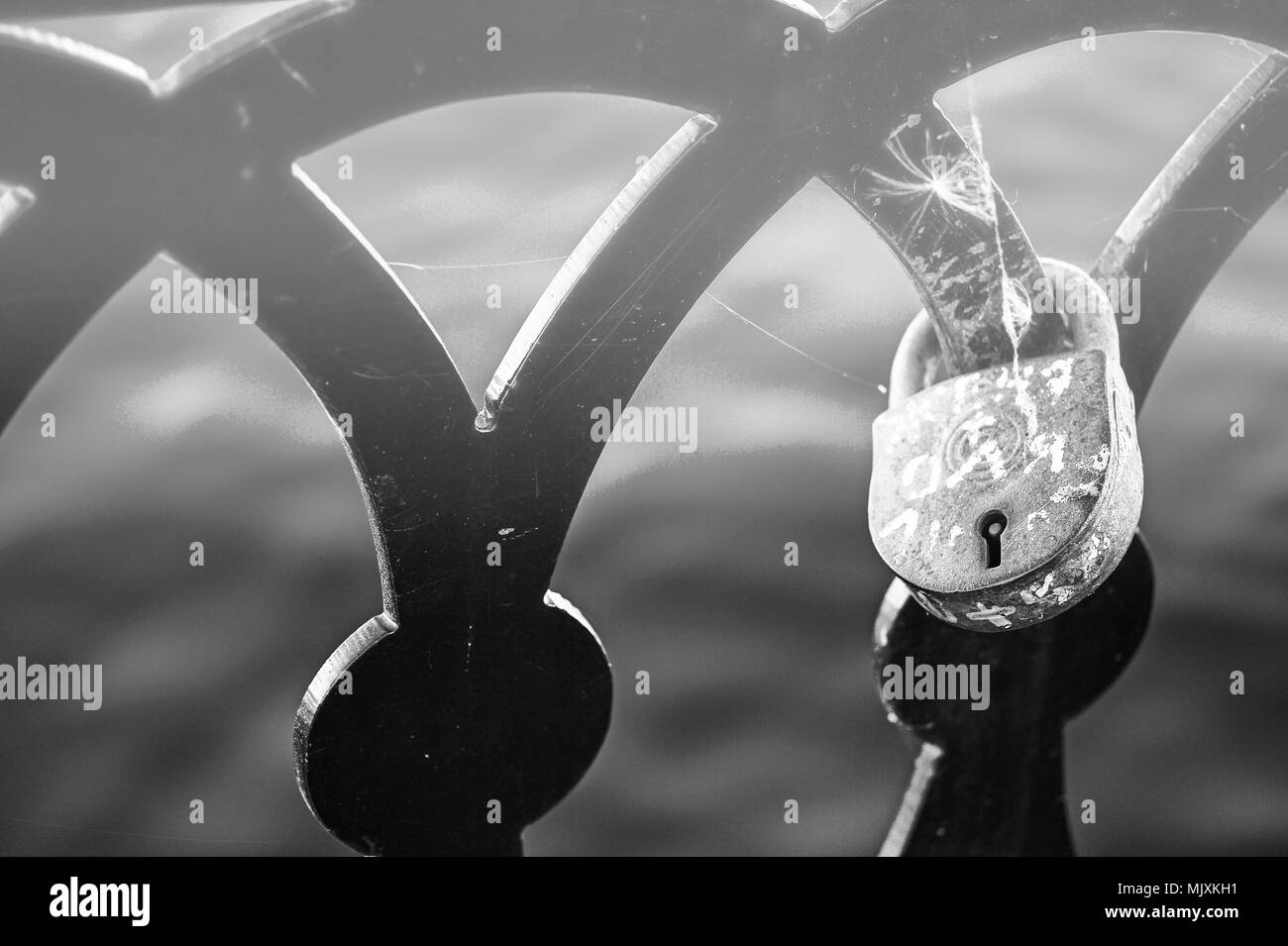 L'amour de verrouillage sur le garde-corps de l'ancien pont close up Banque D'Images