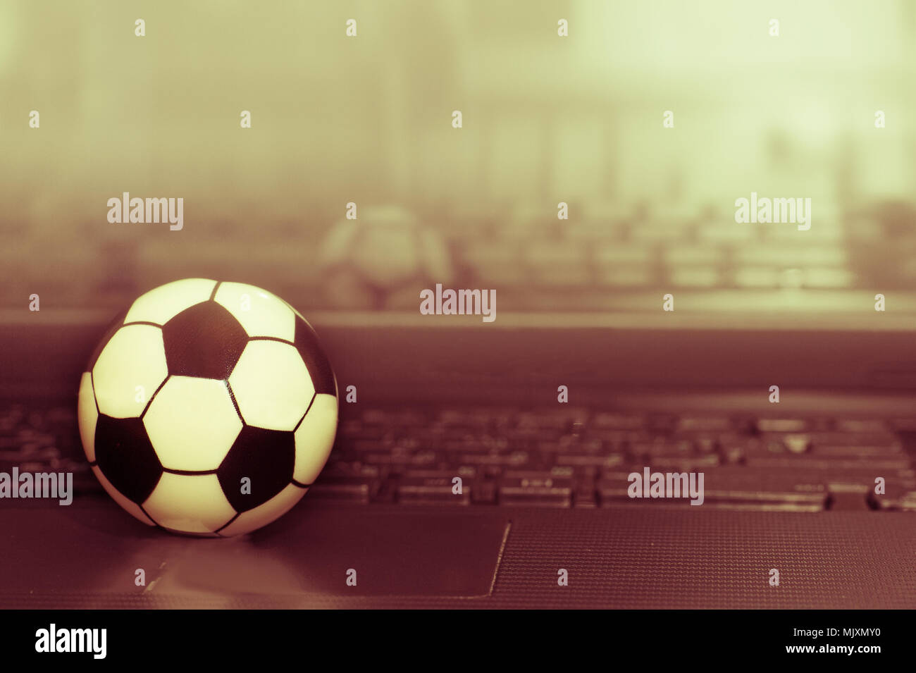 Ballon de soccer en souvenir du clavier de l'ordinateur portable. Le concept d'un match de football. Banque D'Images
