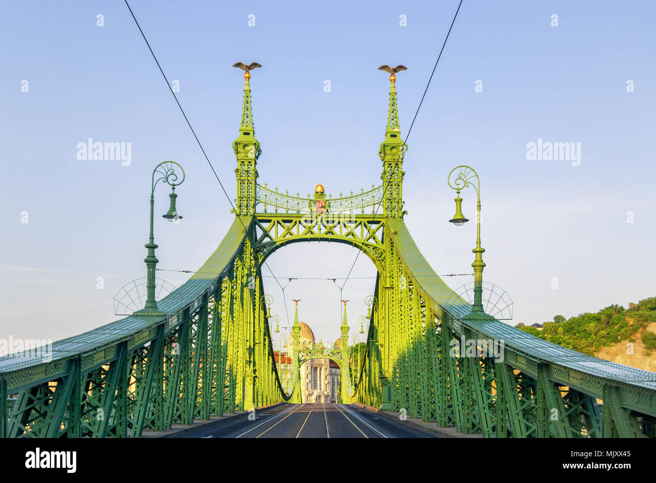 Pont en acier à proximité de la station de métro de Budapest Fovam Ter Banque D'Images