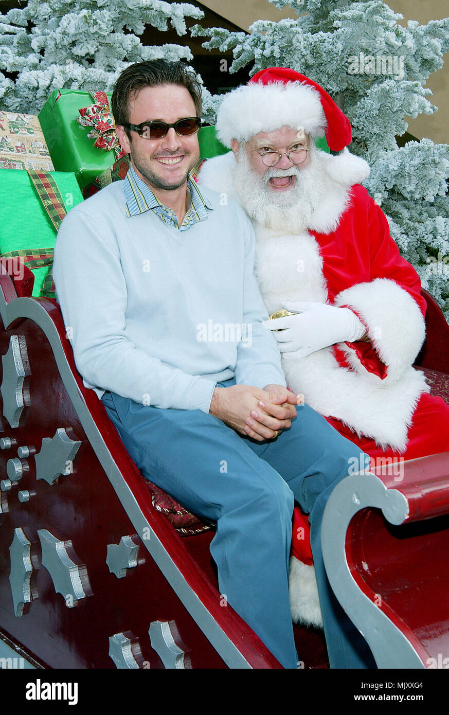 David Arquette posant avec Santa au Santa vs the Snowman premiere au Cinéma Imax Theatre de Los Angeles. Le premier film d'animation 3D Maison de vacances. La première sera au bénéfice de l'hôpital de recherche pour enfants de st Jude. Le 27 octobre 2002. - ArquetteDavid  jpgArquetteDavid Santa04.& Santa04 Événement dans la vie d'Hollywood, Californie - Red Carpet Event, Vertical, USA, Cinéma, Célébrités, photographie, Bestof, Arts, Culture et divertissement, Célébrités Topix fashion / du tapis rouge-, une personne, Vertical, Best of, Hollywood la vie, événement dans la vie d'Hollywood - Californie, rouge Banque D'Images