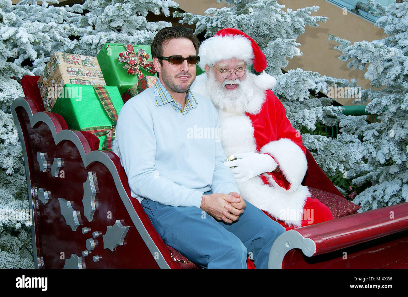 David Arquette posant avec Santa au Santa vs the Snowman premiere au Cinéma Imax Theatre de Los Angeles. Le premier film d'animation 3D Maison de vacances. La première sera au bénéfice de l'hôpital de recherche pour enfants de st Jude. Le 27 octobre 2002. - ArquetteDavid  jpgArquetteDavid Santa05.& Santa05 Événement dans la vie d'Hollywood, Californie - Red Carpet Event, Vertical, USA, Cinéma, Célébrités, photographie, Bestof, Arts, Culture et divertissement, Célébrités Topix fashion / du tapis rouge-, une personne, Vertical, Best of, Hollywood la vie, événement dans la vie d'Hollywood - Californie, rouge Banque D'Images