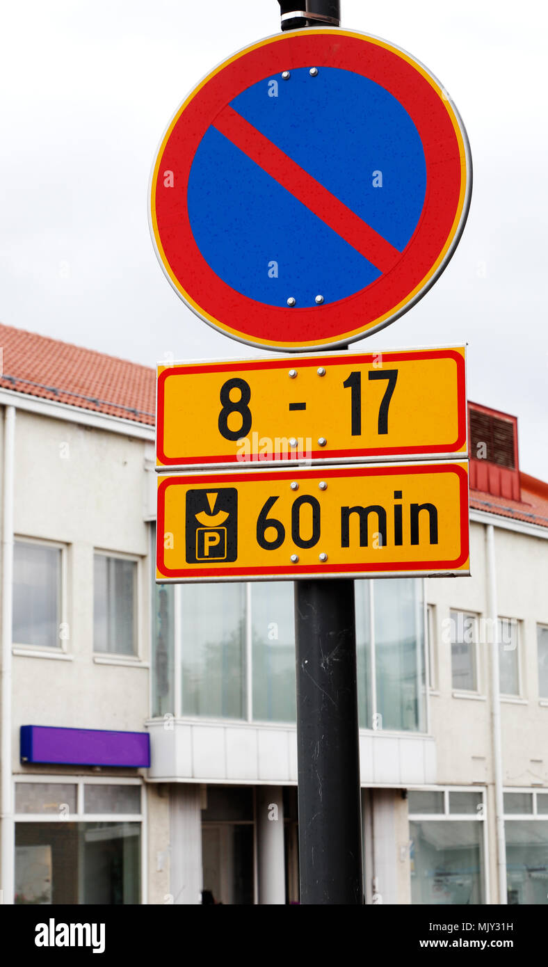 Panneau de circulation finlandais interdisant le stationnement entre les heures de 8 à 17 jours. Le stationnement est autorisé avec disque de stationnement dans un délai de maximum 60 minutes. Banque D'Images