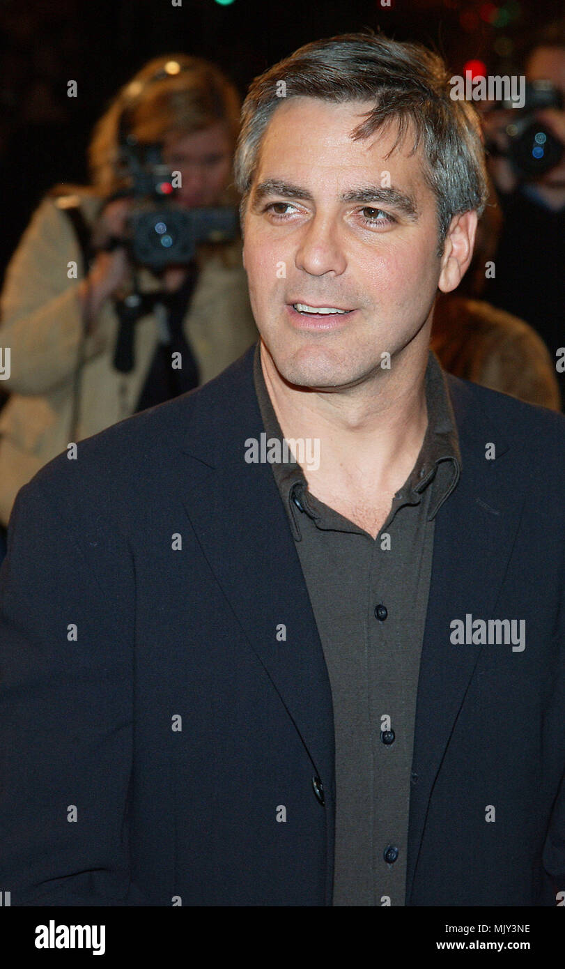 George Clooney en arrivant à la première mondiale à la Solaris Cinerama Dome Du Pacifique à Los Angeles. Le 19 novembre 2002. - ClooneyGeorge04.jpgClooneyGeorge04 Événement dans la vie d'Hollywood, Californie - Red Carpet Event, Vertical, USA, Cinéma, Célébrités, photographie, Bestof, Arts, Culture et divertissement, Célébrités Topix fashion / du tapis rouge-, une personne, Vertical, Best of, Hollywood la vie, événement dans la vie d'Hollywood, Californie - Tapis rouge et en backstage, USA, Cinéma, Célébrités, cinéma, télévision, Célébrités célébrités Musique, Photographie, Bestof, Ar Banque D'Images