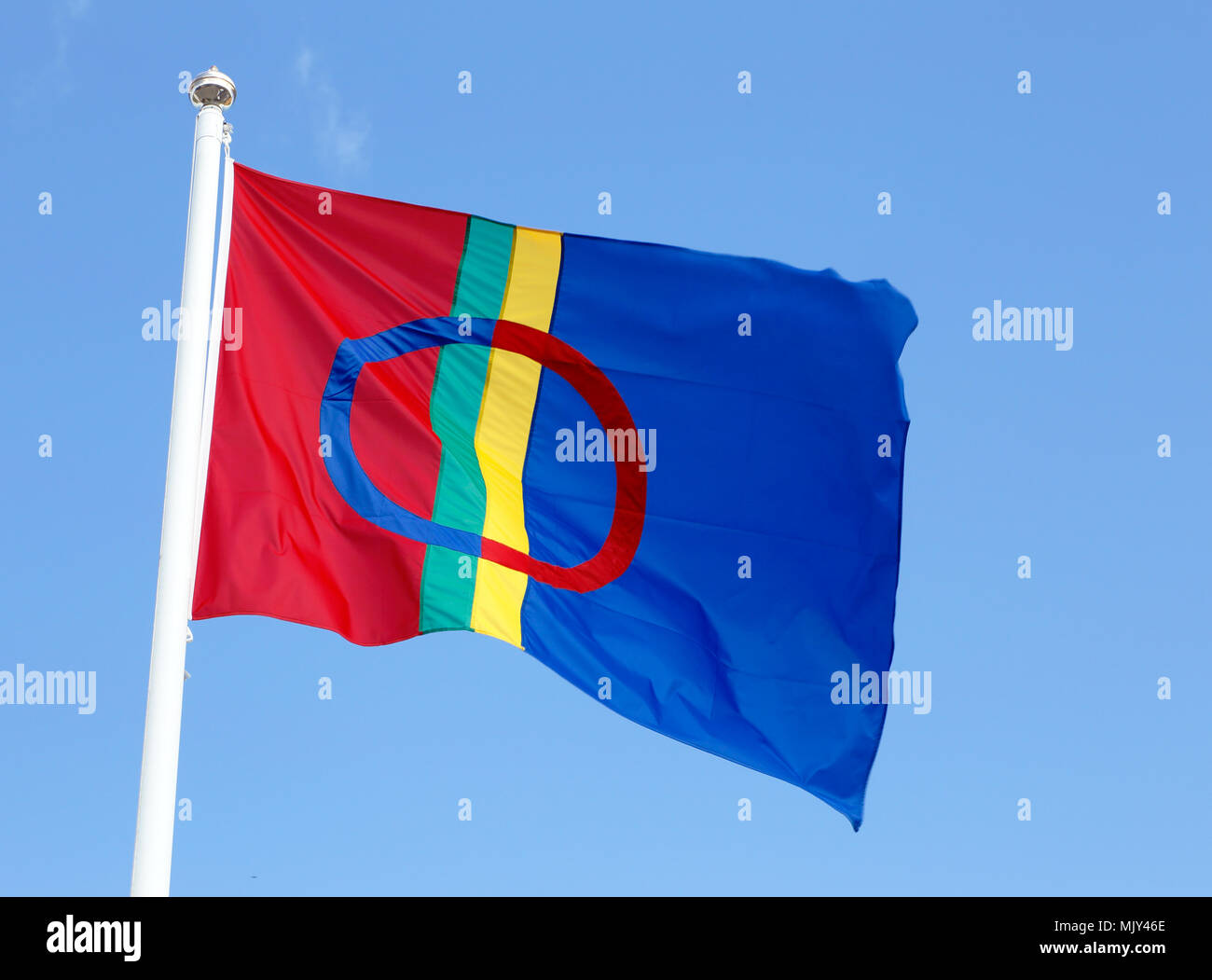 Le drapeau Sami isolé sur ciel bleu clair. Banque D'Images