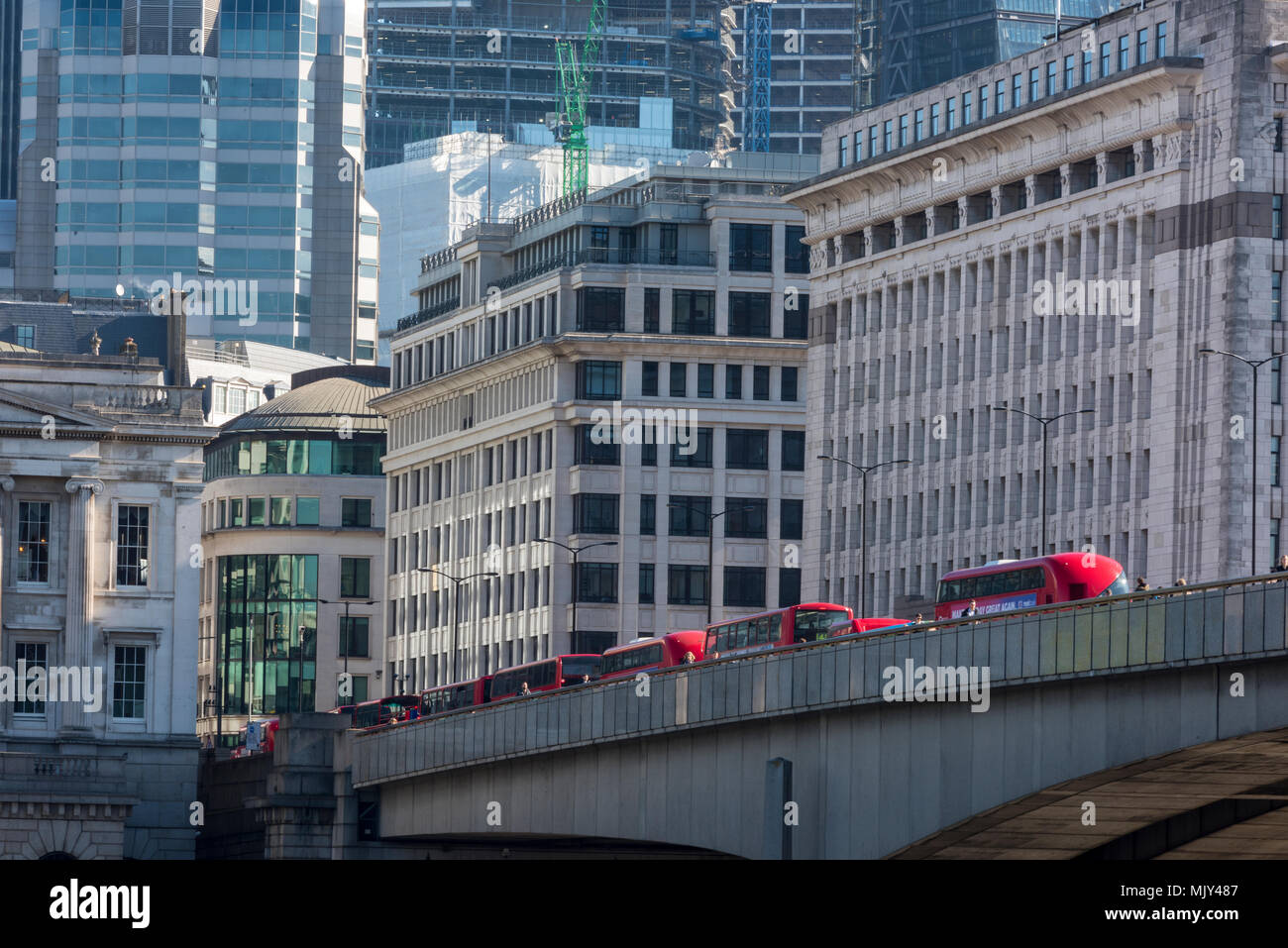 London transport ou transport for london bus rouge d'attente afin de traverser le pont de Londres dans la ville de Londres au cours de l'heure de pointe du matin. Le transport quotidien. Banque D'Images