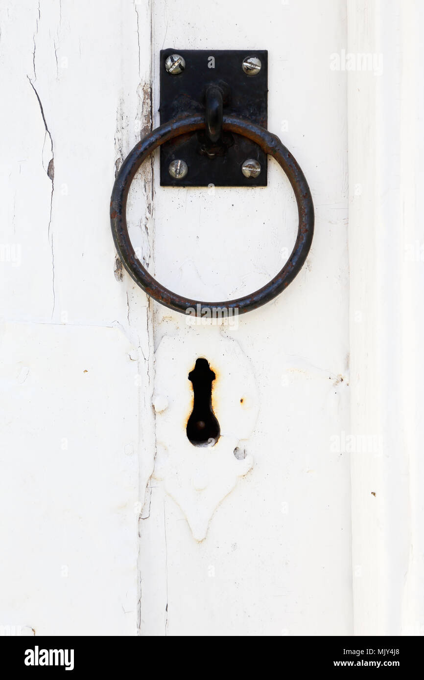 Close up of black poignée et serrure sur une porte blanche. Banque D'Images