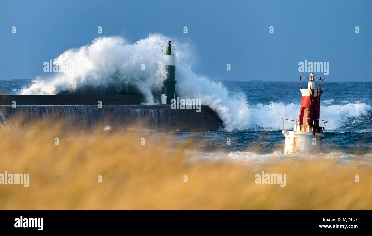 Grosse Vague se brisant sur un sur un phare Banque D'Images