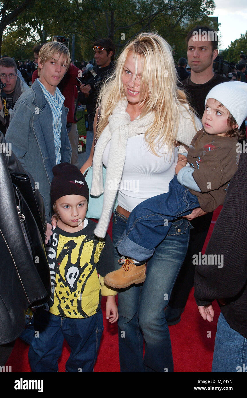 Pamela Anderson et ses 2 gosses arrivant à la Jimmy Neutron : Boy Genius sur le lot Paramount à Los Angeles. Le 9 décembre 2001. - AndersonPamela 2kids01.JPG - AndersonPamela 2kids01.JPGAndersonPamela 2kids01 Événement dans la vie d'Hollywood, Californie - Red Carpet Event, Vertical, USA, Cinéma, Célébrités, photographie, Bestof, Arts, Culture et divertissement, Célébrités Topix fashion / du tapis rouge-, Vertical, Best of, Hollywood la vie, événement dans la vie d'Hollywood, Californie - Tapis Rouge , USA, industrie du film, Célébrités, film cele Banque D'Images