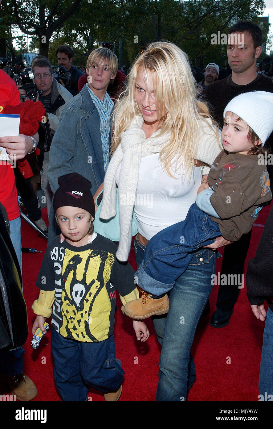 Pamela Anderson et ses 2 gosses arrivant à la Jimmy Neutron : Boy Genius sur le lot Paramount à Los Angeles. Le 9 décembre 2001. - AndersonPamela 2kids02.JPG - AndersonPamela 2kids02.JPGAndersonPamela 2kids02 Événement dans la vie d'Hollywood, Californie - Red Carpet Event, Vertical, USA, Cinéma, Célébrités, photographie, Bestof, Arts, Culture et divertissement, Célébrités Topix fashion / du tapis rouge-, Vertical, Best of, Hollywood la vie, événement dans la vie d'Hollywood, Californie - Tapis Rouge , USA, industrie du film, Célébrités, film cele Banque D'Images