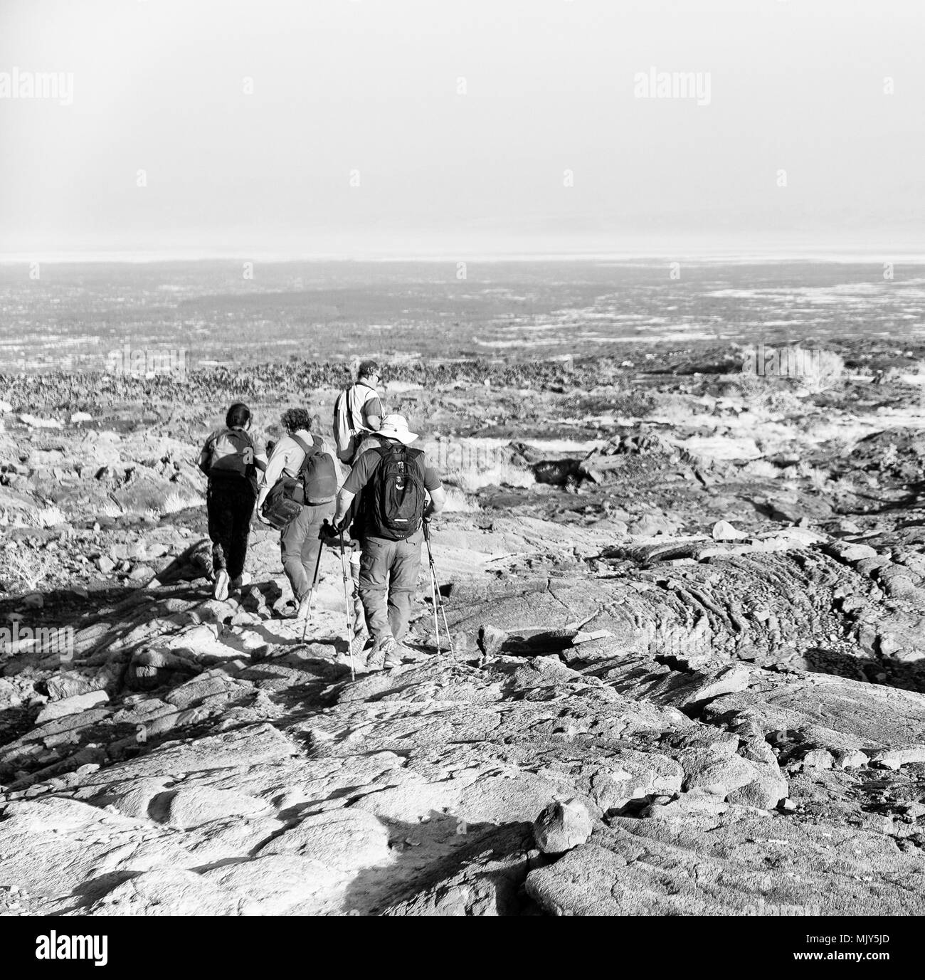 En Afrique de l'Éthiopie de danakil l'ancien backpacker personnes marchant dans la terre du volcan concept de vie en santé et d'aventure Banque D'Images