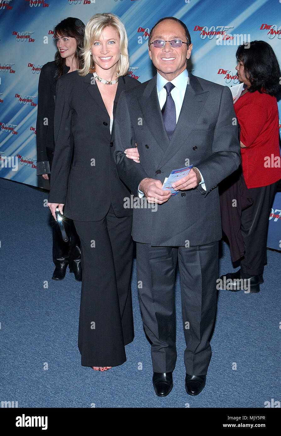Paul Anka et femme d'arriver à la première de 'Die Another Day' Au Shrine Auditorium à Los Angeles. 11 novembre, 2002. - AnkaPaul femme83.JPG - AnkaPaul JPGAnkaPaul femme83. femme83 Événement dans la vie d'Hollywood, Californie - Red Carpet Event, Vertical, USA, Cinéma, Célébrités, photographie, Bestof, Arts, Culture et divertissement, Célébrités Topix fashion / du tapis rouge-, Vertical, Best of, Hollywood la vie, événement dans la vie d'Hollywood, Californie - Tapis Rouge , USA, industrie du film, Célébrités, cinéma, télévision, Célébrités Musique cel Banque D'Images