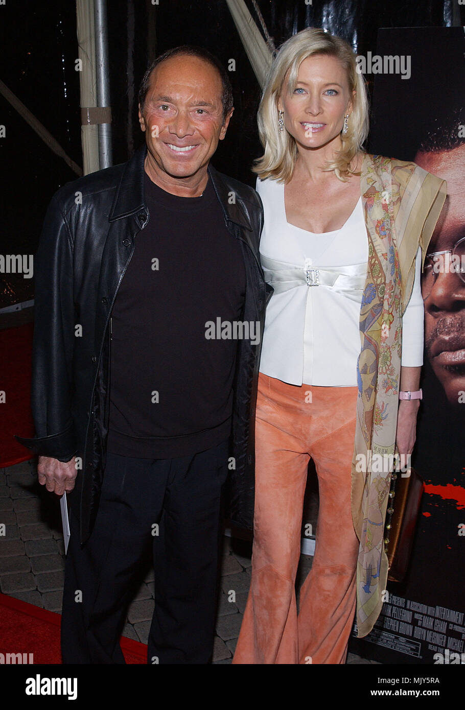 Paul Anka et femme d'arriver à la première de Twisted sur le lot Paramount à Los Angeles. Le 23 février 2004. - AnkyPaul99.JPG - AnkyPaul JPGAnkyPaul99.99 Événement dans la vie d'Hollywood, Californie - Red Carpet Event, Vertical, USA, Cinéma, Célébrités, photographie, Bestof, Arts, Culture et divertissement, Célébrités Topix fashion / du tapis rouge-, Vertical, Best of, Hollywood la vie, événement dans la vie d'Hollywood, Californie - Tapis Rouge , USA, industrie du film, Célébrités, cinéma, télévision, Célébrités célébrités Musique, Photographie, Bestof, Banque D'Images