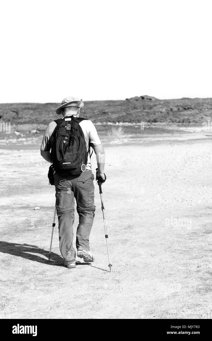 En Afrique de l'Éthiopie de danakil l'ancien backpacker personnes marchant dans la terre du volcan concept de vie en santé et d'aventure Banque D'Images