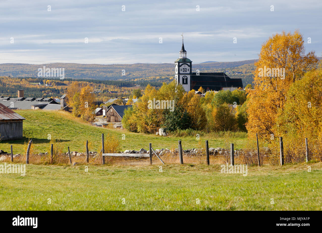 Le bâtiment de l'église dans la ville de Røros norvégien durant la saison d'automne. Banque D'Images