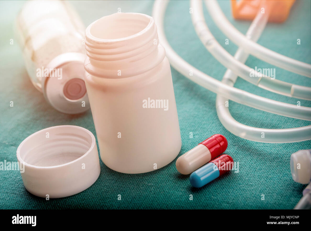 Flacon et voile de médicaments dans un tableau d'un hôpital, conceptual image Banque D'Images