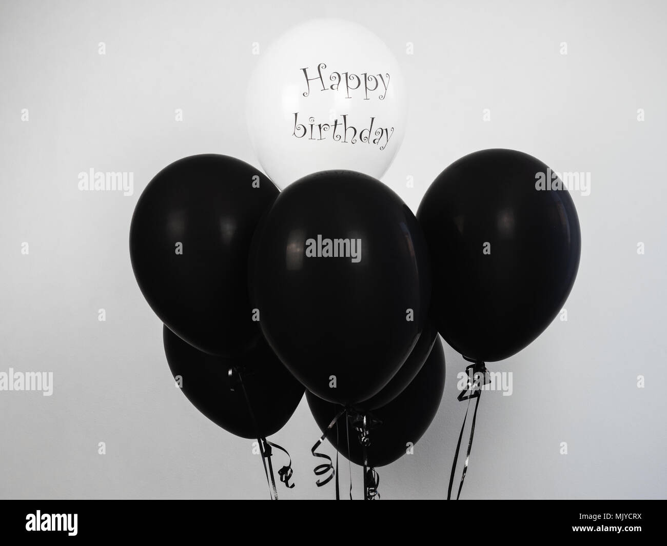 Le Noir Et Blanc Avec Des Ballons Anniversaire Sur Fond Blanc Isole La Preparation De L Evenement Festif Felicitations Pour Les Collegues Rel Photo Stock Alamy