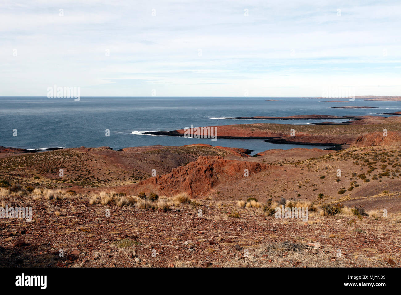 La géologie et les caractéristiques géologiques et la structure du roc sur la plage et la côte de Cabo Dos Bahias, près de Camarones, la Province de Chubut, en Argentine, en Patagonie. Banque D'Images