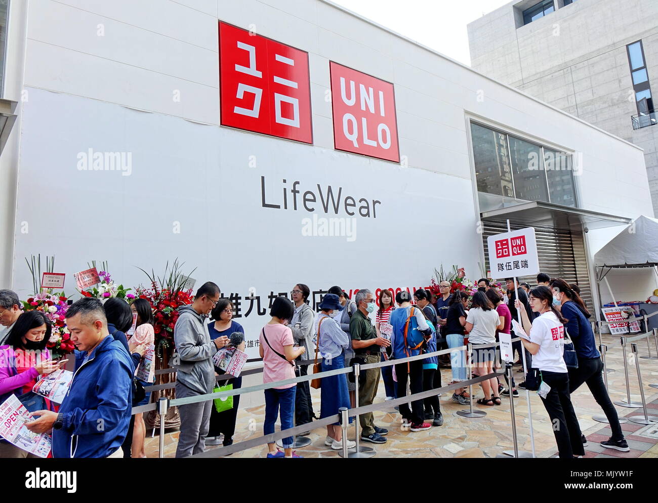 KAOHSIUNG, TAIWAN -- 20 avril 2018 : attendre en ligne en attente de  l'ouverture d'un nouveau magasin de vêtements de la marque Uniqlo Photo  Stock - Alamy