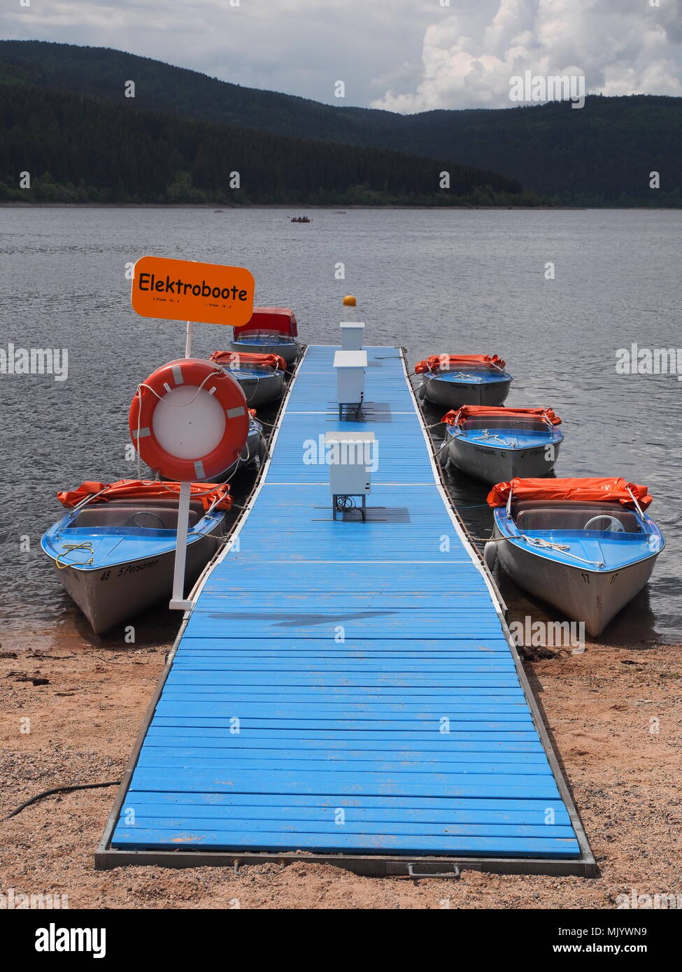 Bateaux sur une jetée, Schluchsee, Forêt Noire, Allemagne Banque D'Images