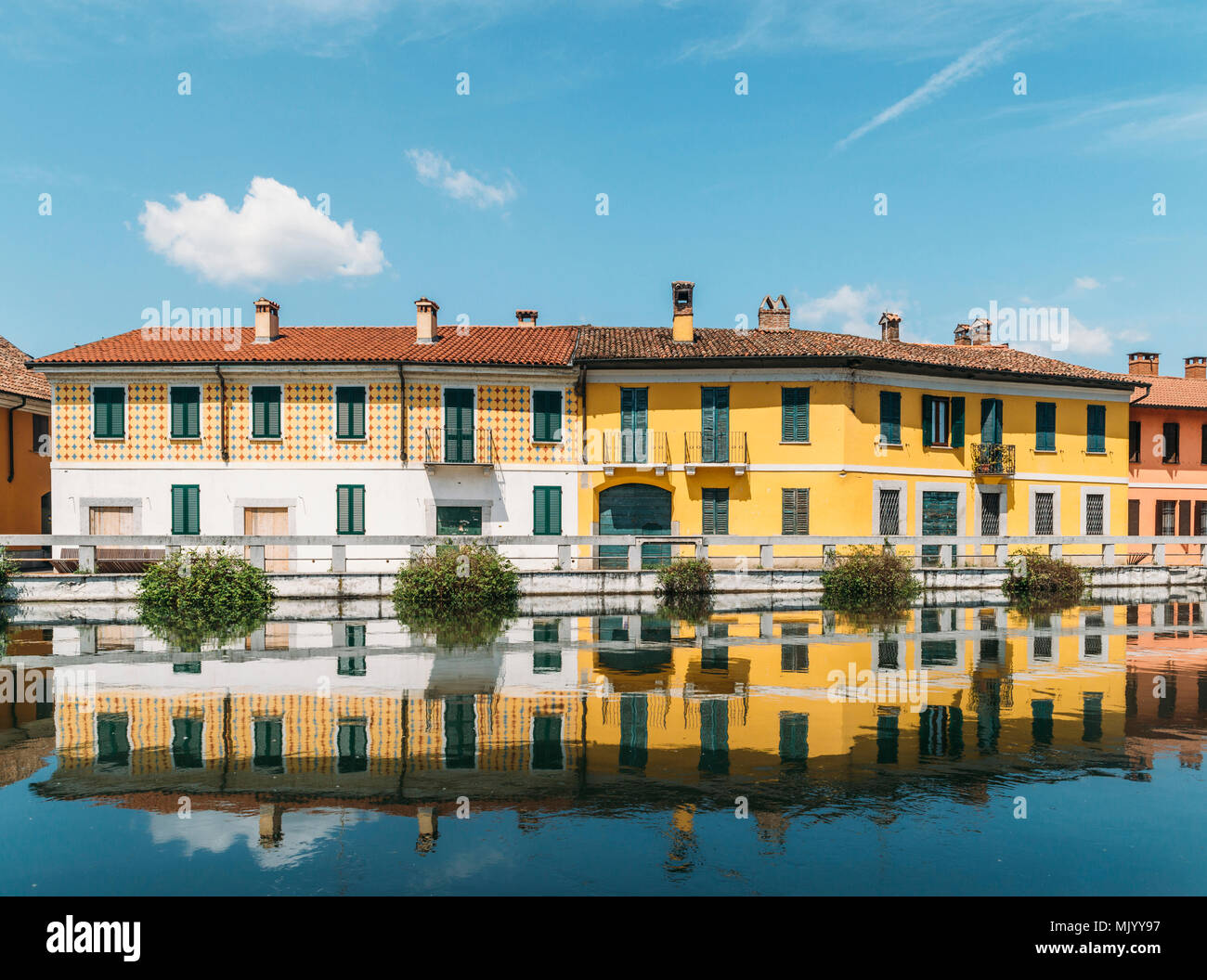 Cityscape de Gaggiano, juste à l'extérieur de Milan. Maisons colorées reflète dans la voie navigable du canal Naviglio Grande Banque D'Images