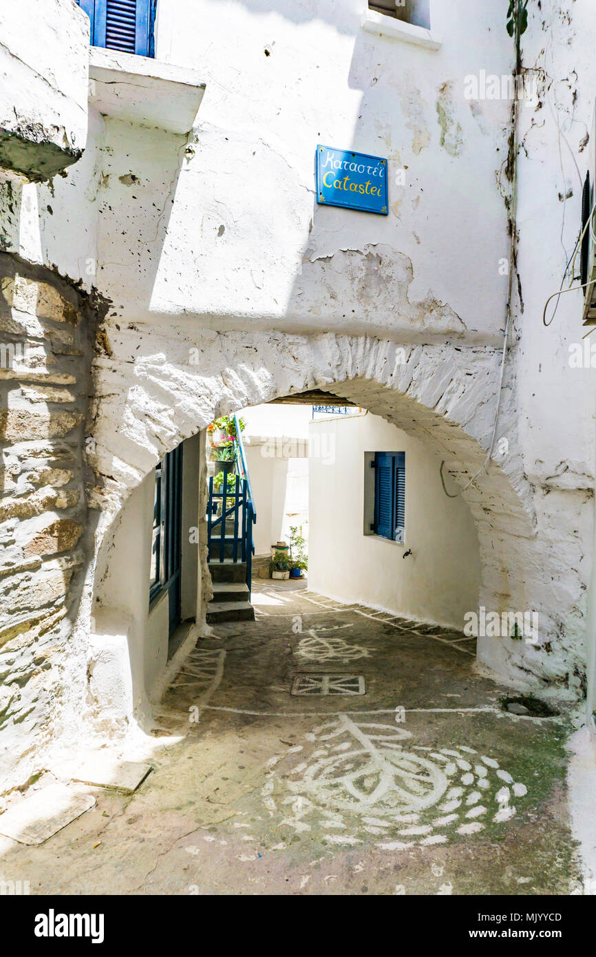 Street view en Driopis (Driopida), le village traditionnel de l'île des Cyclades Kythnos en Grèce Banque D'Images