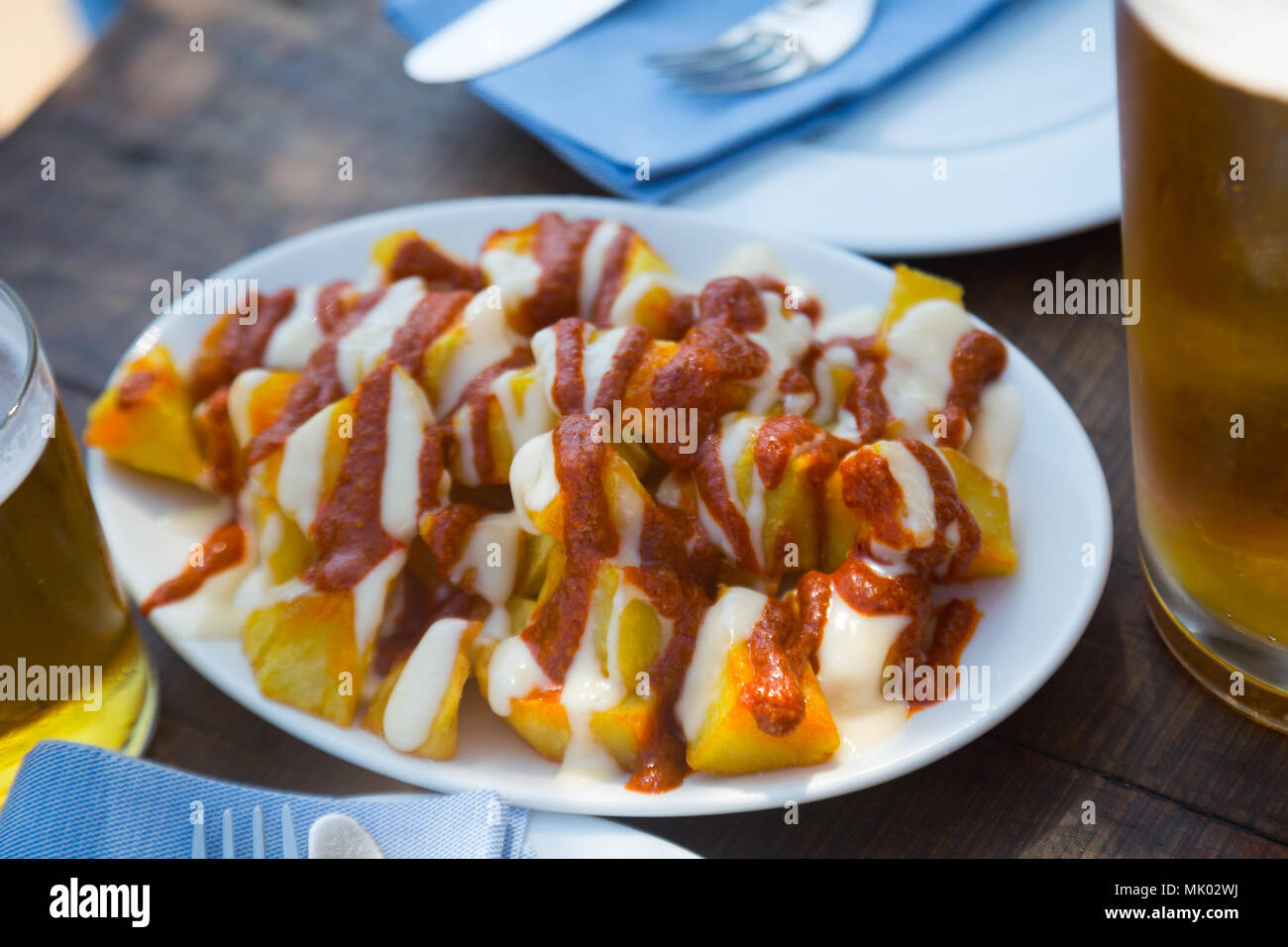 Morceaux de pommes de terre frites en sauce original et délicieux plat en Espagne Banque D'Images