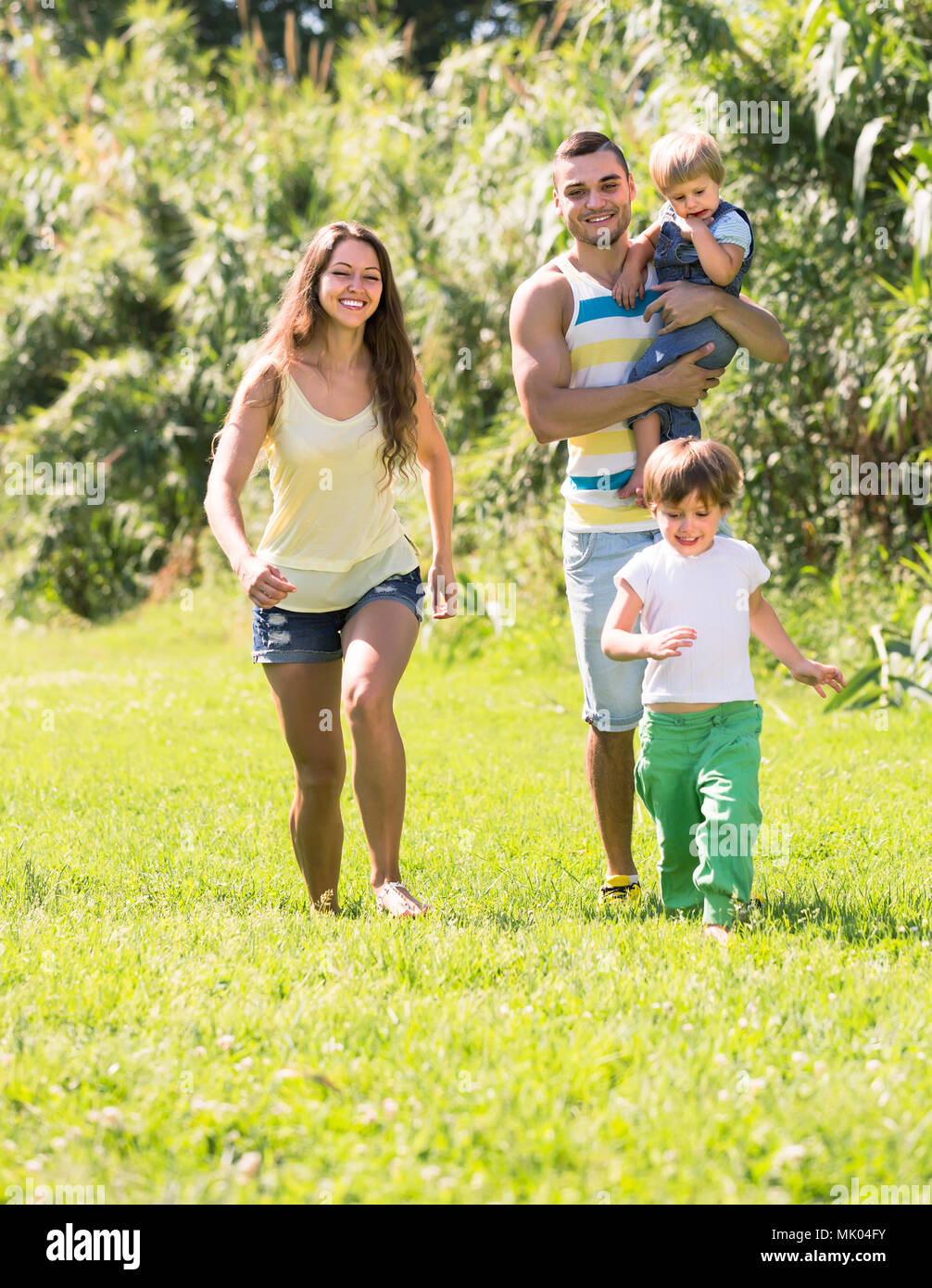 Famille heureuse d'avoir quatre in sunny summer park Banque D'Images