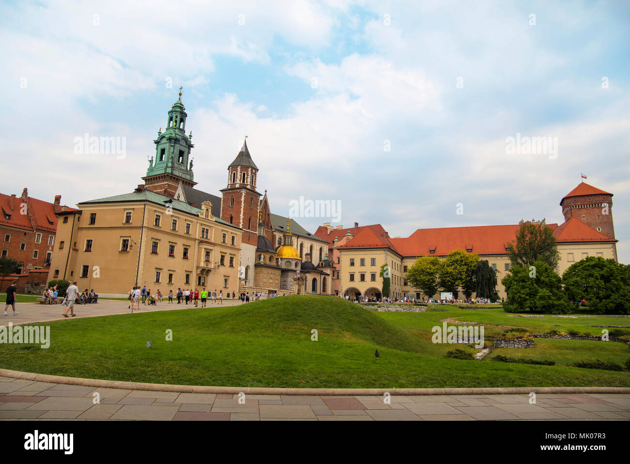 Vue de face de la ville médiévale de Château Royal de Wawel et la cathédrale, l'un des plus populaires attractions touristiques et monuments de Cracovie, Pologne Banque D'Images