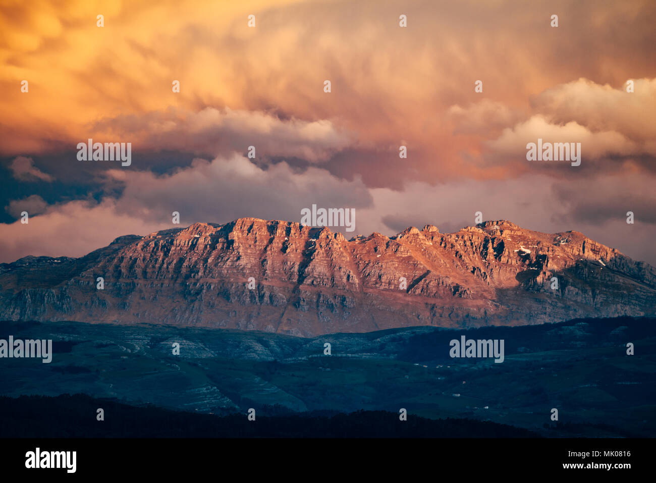 Ciel dramatique au coucher du soleil sur les montagnes rocheuses Banque D'Images