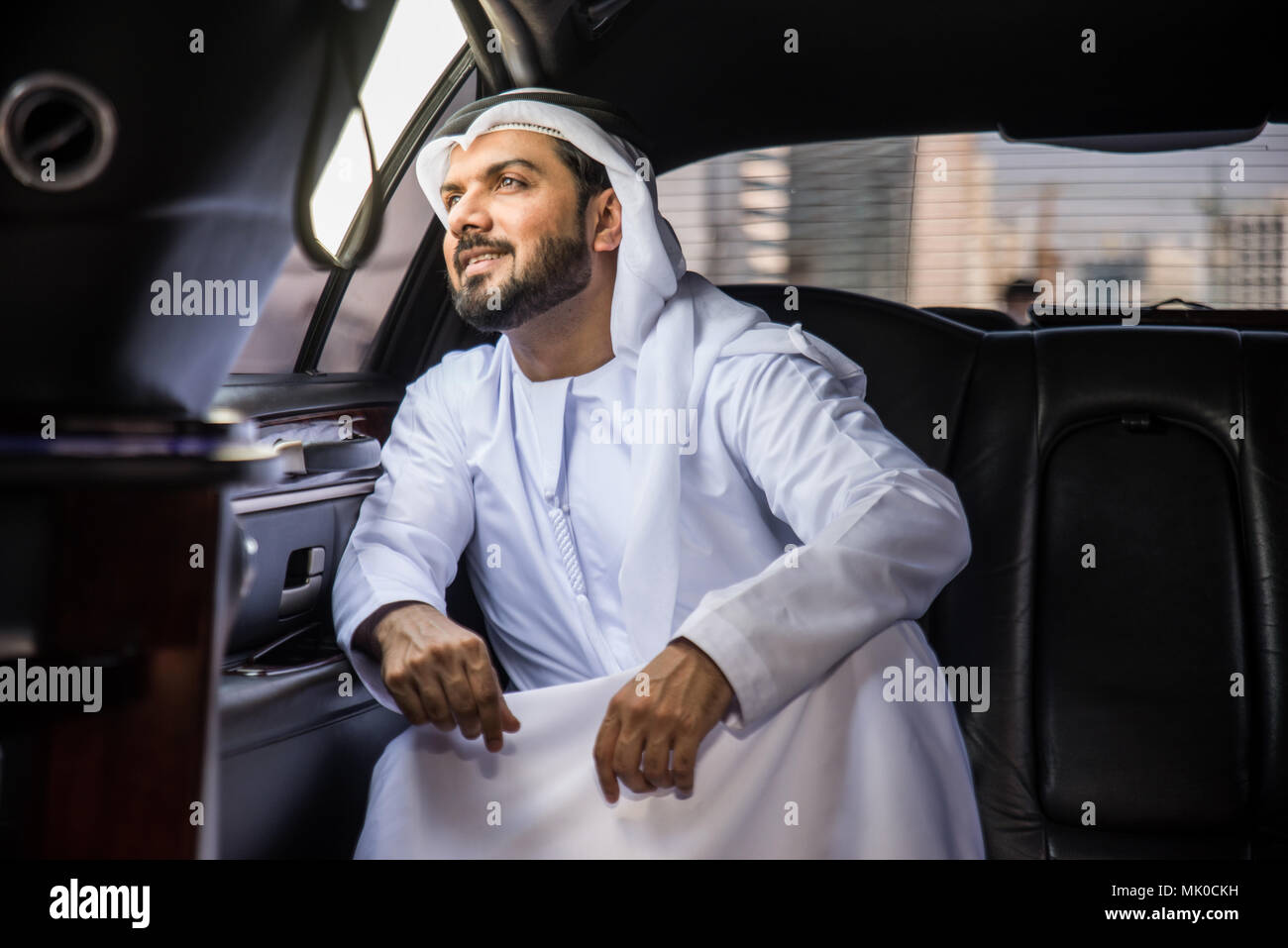 L'arabe businessman wearing kandora - Portrait de l'homme traditionnels emirati Banque D'Images