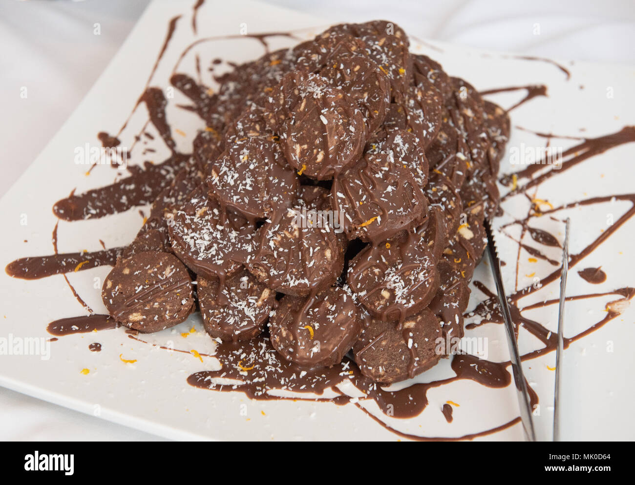 Délicieux cookies chocolat frais sur une assiette avec les garnitures. Banque D'Images