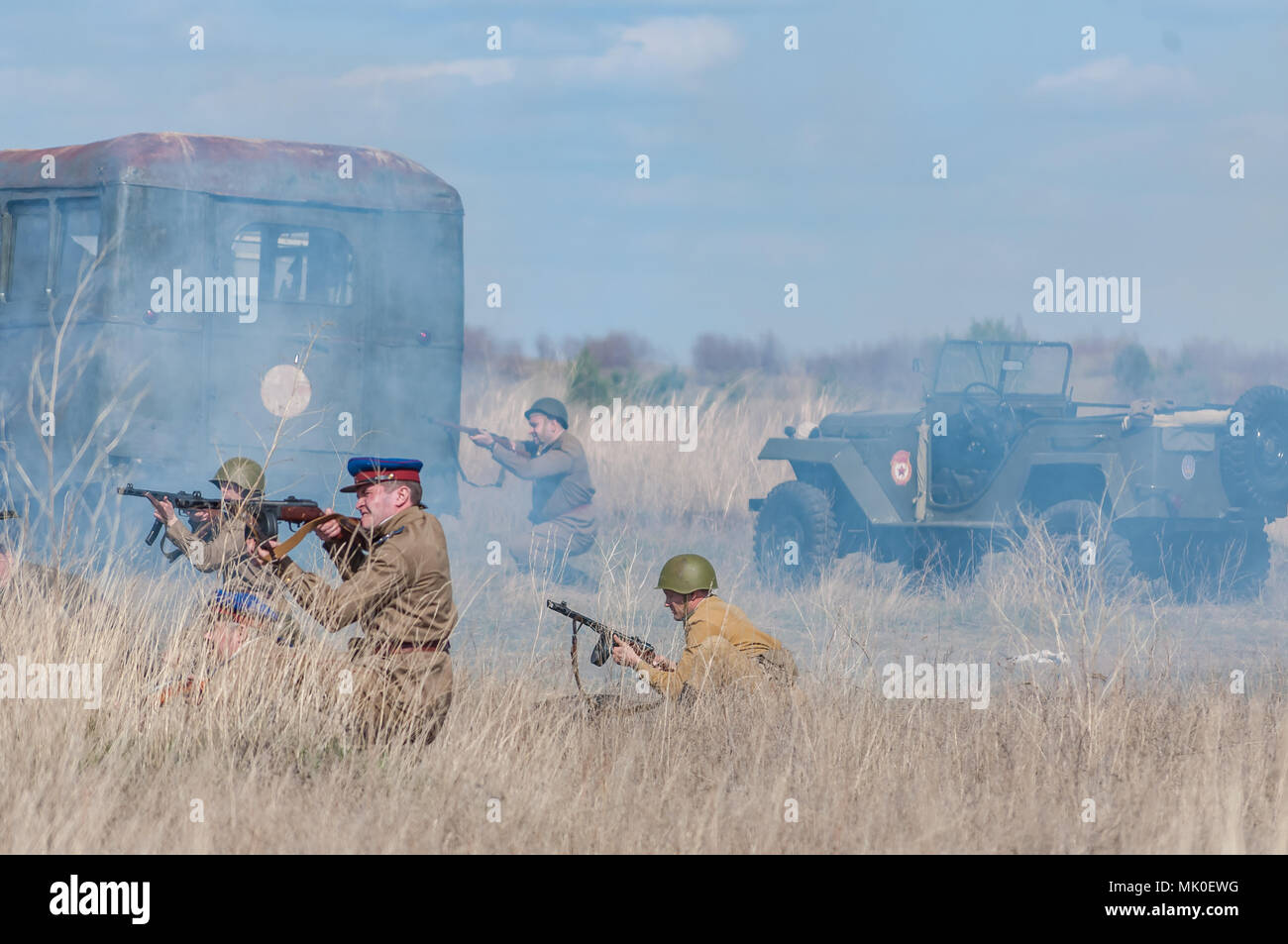 2018-04-30 La Samara, Russie. Des soldats soviétiques et leur commandant sont attaqués par les troupes allemandes. Reconstruction d'opérations militaires. Banque D'Images