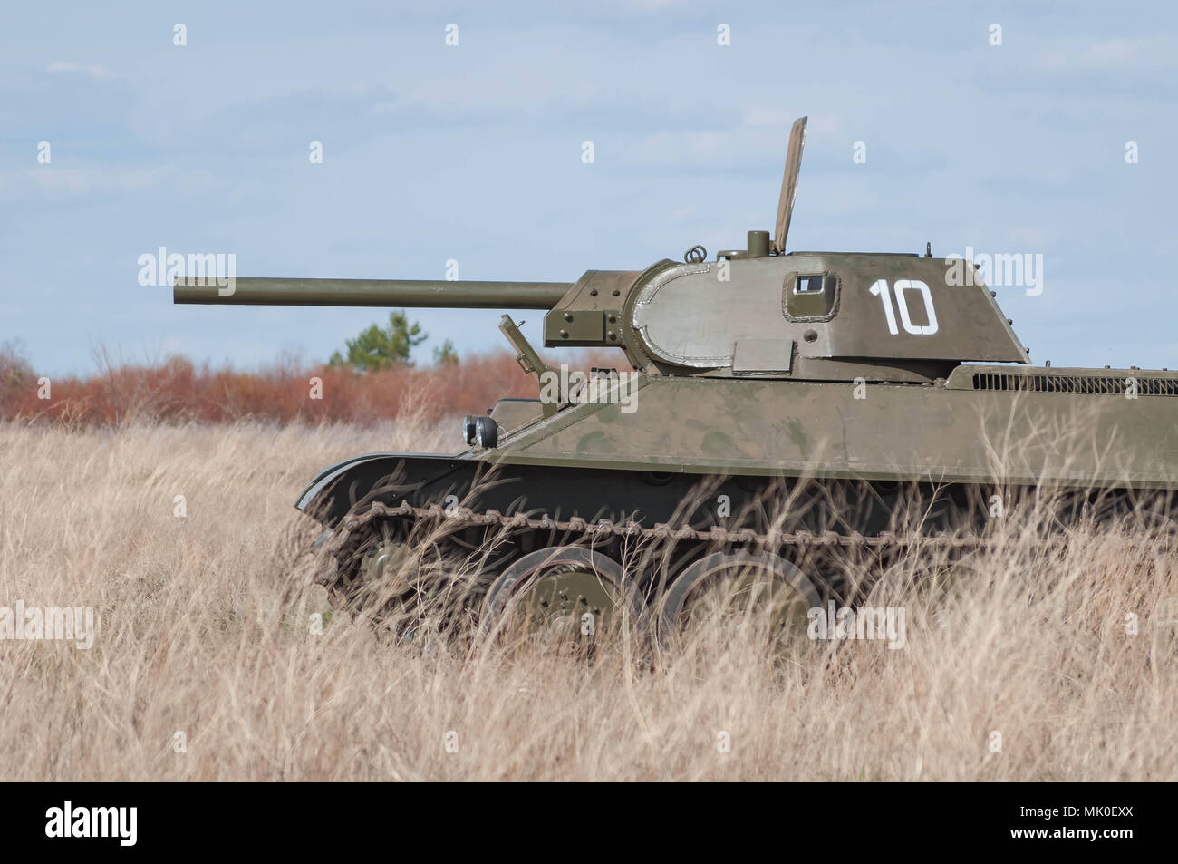 2018-04-30 La Samara, Russie. Soviet tank T-34 dans l'offensive contre les troupes allemandes. La reconstruction des hostilités en avril 1945. Banque D'Images