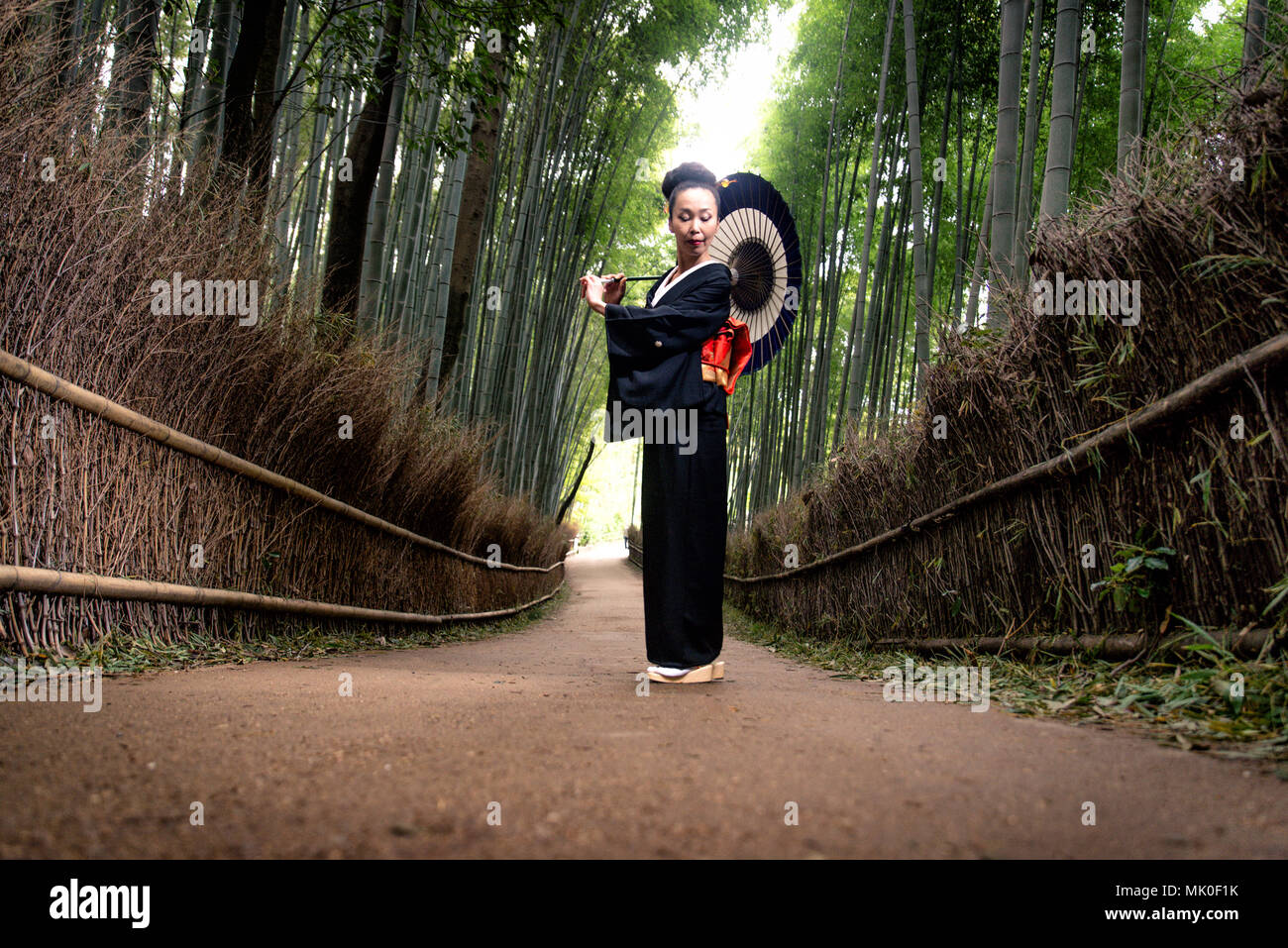 Asian woman wearing kimono traditionnel japonais à Forêt de bambous à Kyoto, Japon Banque D'Images
