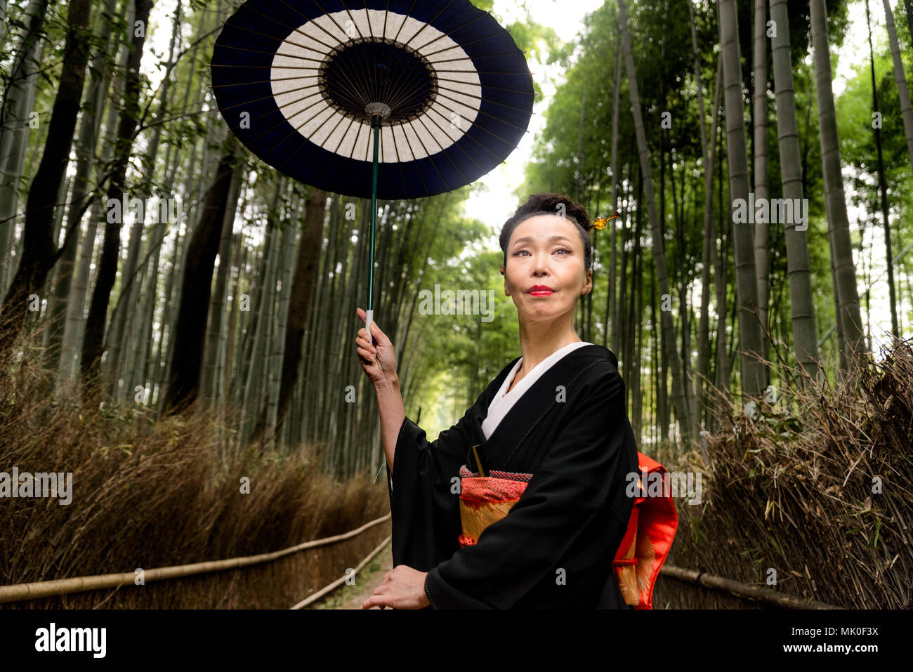 Asian woman wearing kimono traditionnel japonais à Forêt de bambous à Kyoto, Japon Banque D'Images