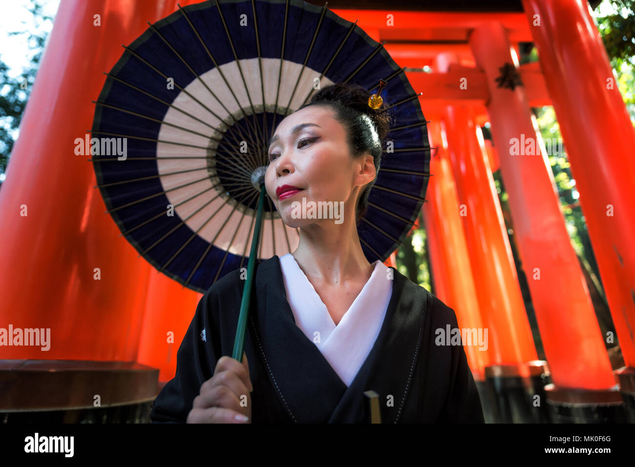 Asian Woman in traditional kimono japonais au Sanctuaire Fushimi Inari à Kyoto, Japon Banque D'Images