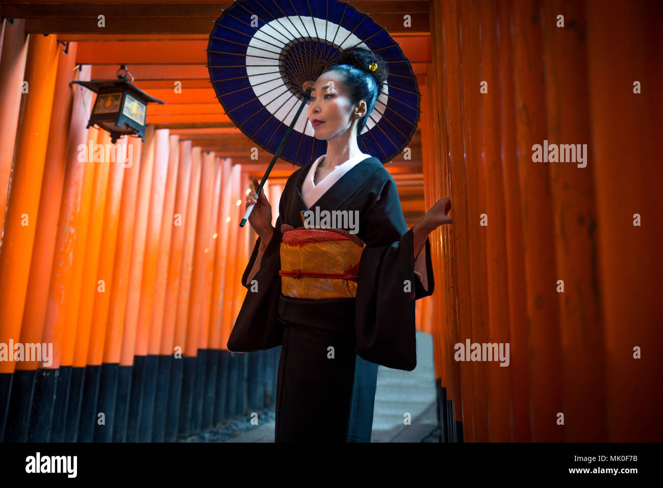 Asian Woman in traditional kimono japonais au Sanctuaire Fushimi Inari à Kyoto, Japon Banque D'Images